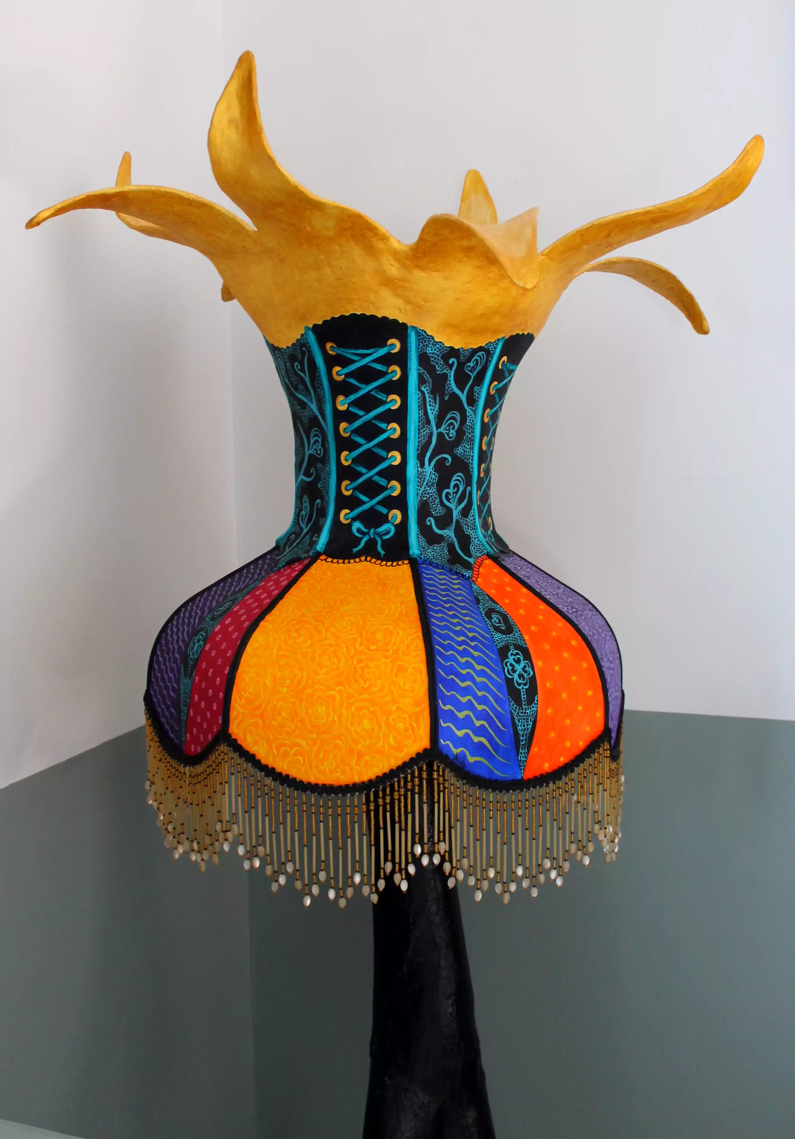 lampe couleurs Or et Niki de saint phalle